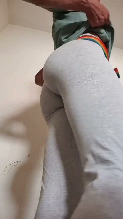 Femboy Moroccan Crossdress अपने पतले कपड़ों में अपना मीठा शरीर दिखा रहा है, उसे कुछ बड़े लंड चाहिए