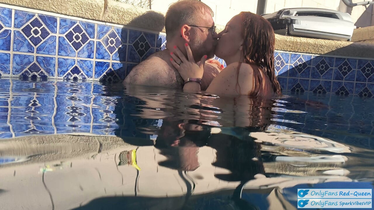 Sexo bajo el agua al aire libre en la piscina con la pelirroja de pelo largo Rapunzel milf