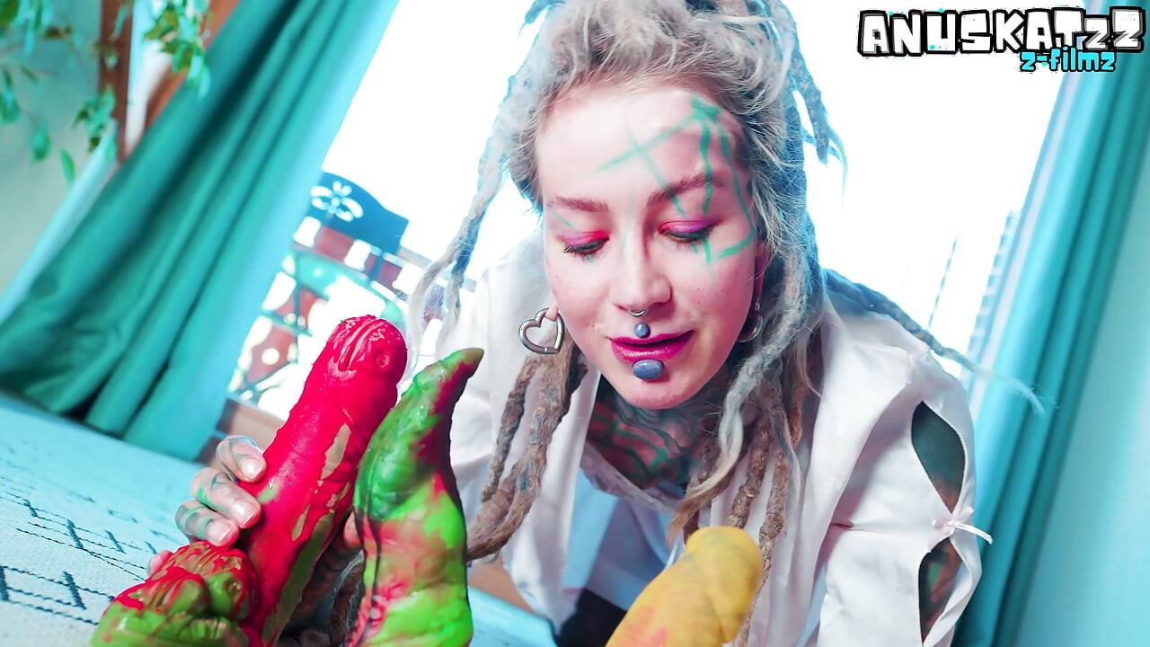 Getatoeëerde meid in lingerie neukt zichzelf dubbel met enorme dildo's