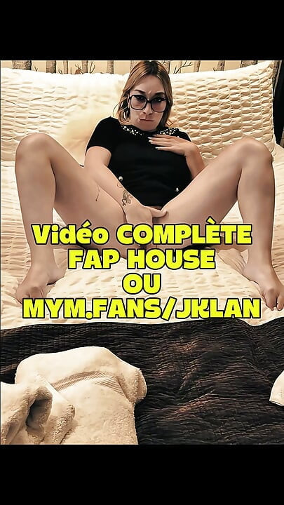 Giuliana Solos This Masturbates In A Castle Bed