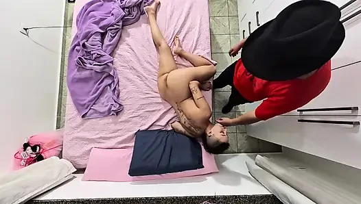 Üvey baba karnaval kostümünü çıkarıyor ve ağzına boşalıyor.