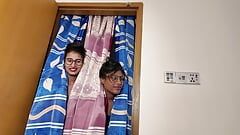 Indische milfs berijden de pik van een korte vriend in een erotisch trio