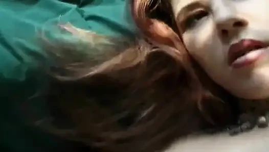 Fransalı bu hatun sikilmeden önce oynamayı seviyor