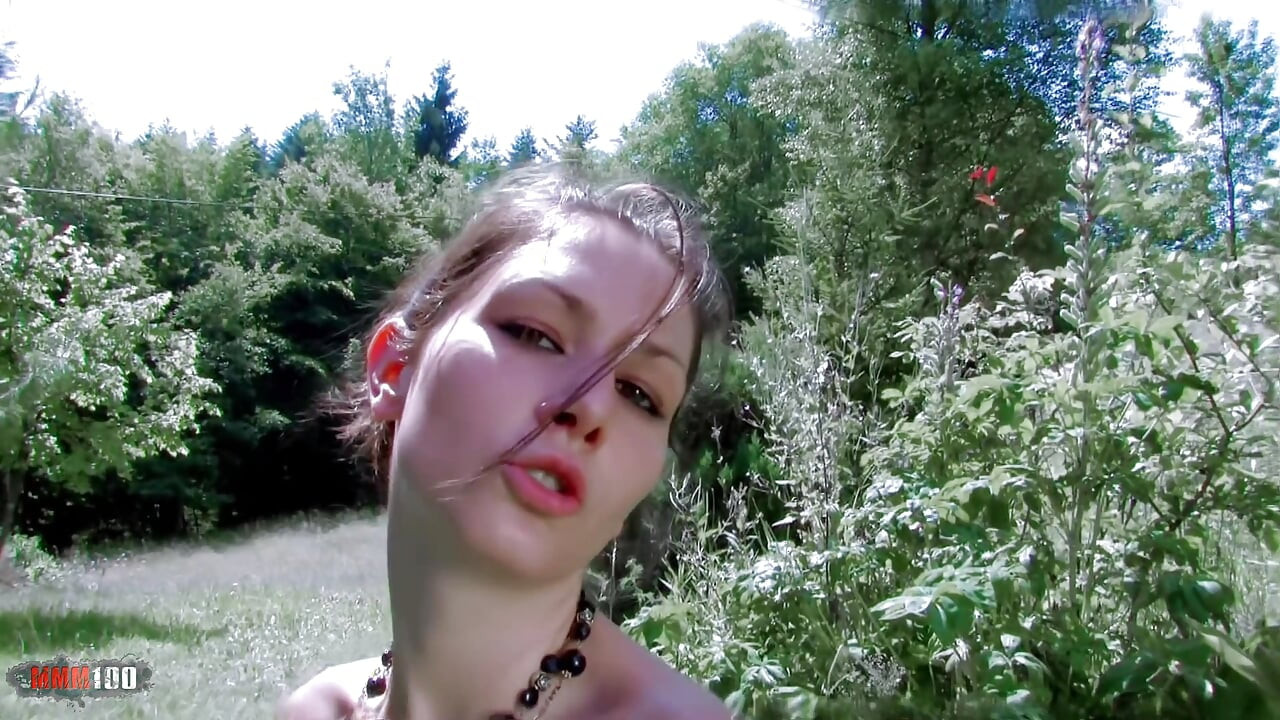 Mia Moore szép kis barna, Mia Moore táncol és vetkőzik