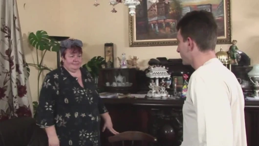Yaşlı kıvrımlı sahne-3 büyük götlü şişman kızıl saçlı sert sikişmeyi seviyor ve yüzüne boşalma ile bitiyor