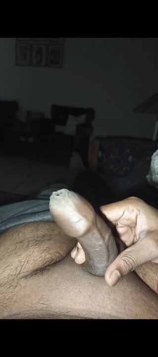 Lelaki desi India bermain dengan zakar hitam besarnya yang dicukur