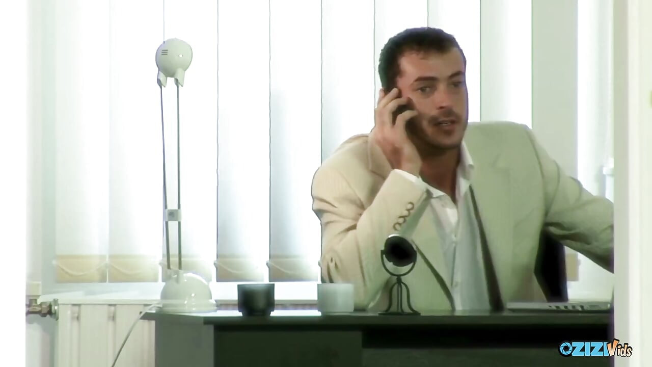 Een van de vele secretaressetaken is om haar grote kont te dienen wanneer het er het meest toe doet