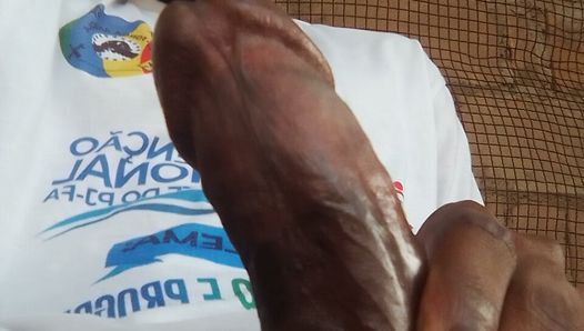 Jeune homme avec une très grosse bite sortant beaucoup de sperme