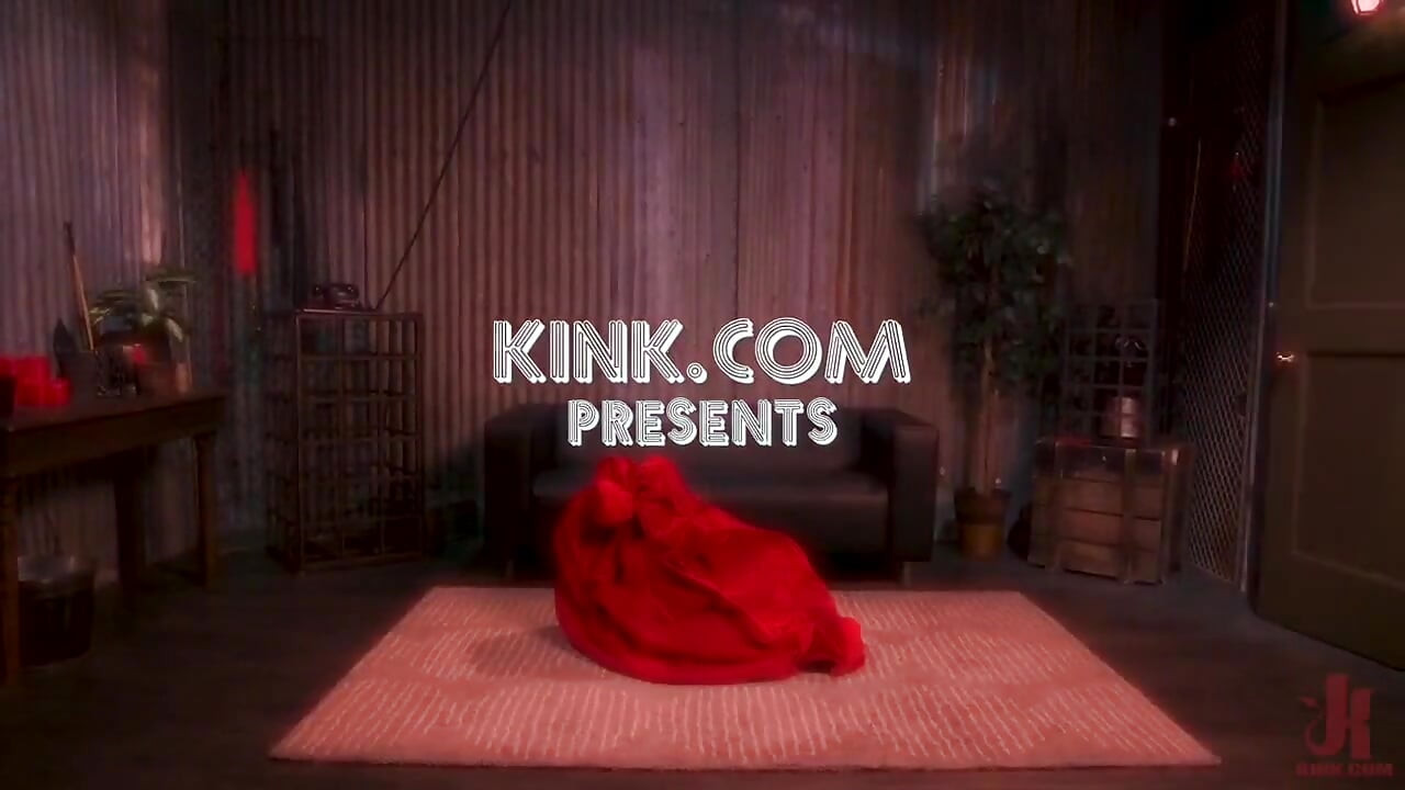 Daizy Chained: New to Kink Daizy Cooper Deep Fucked by Aspen Brooks