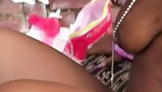 Heiße Lesbenaction mit Toys und Fingern