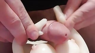 C4 - mini muñeca sexual toma una eyaculación facial mientras se acosta de espaldas