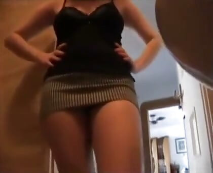 Żona footjob sprawia, że położył się w łazience