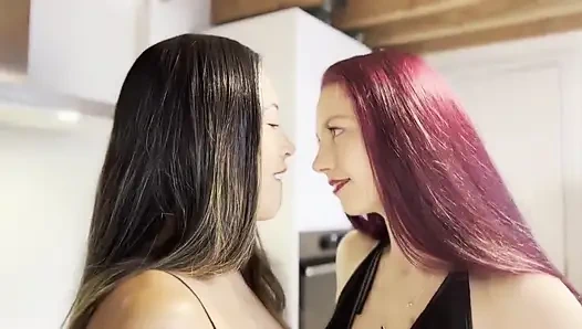 Masada mutfakta sikiş lezbiyen latin ve kızıl saçlı Hollandalı kız