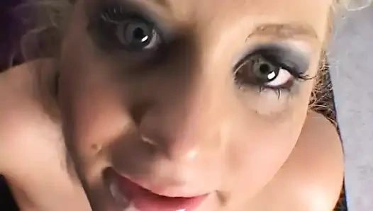 Azgın adam içeride güzel bir oral seksin tadını çıkarıyor