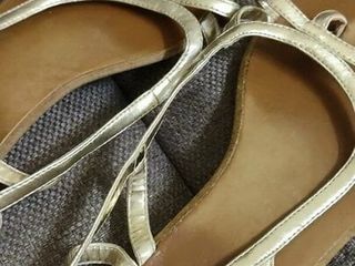 Oliendo zapatos planos gastados de una milf asiática