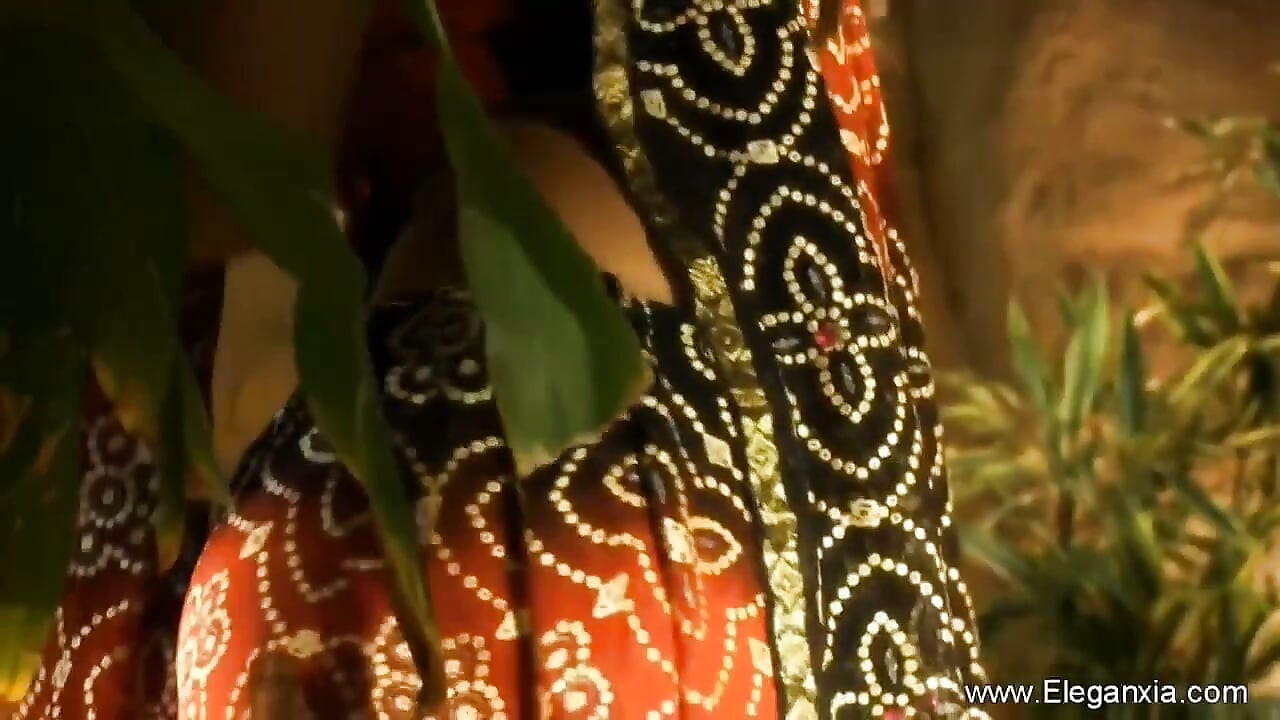Cewek seksi india rambut cokelat lagi pamer tubuh aduhainya