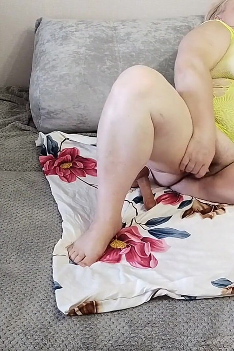 Een vriendin masturbeert haar poesje met speeltjes tot een orgasme