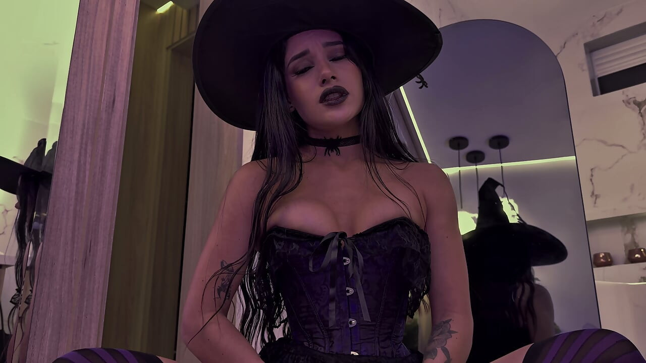 Bruxinha safada brincando com um dildo na noite de Halloween - Carolina Guerrero