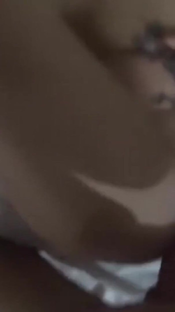 Zgodna devojka se trese da se jebe | Klip 3