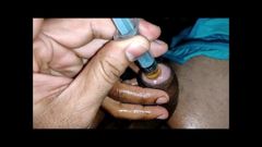 Un mari et sa femme s'injectent de l'huile nus dans un pennis