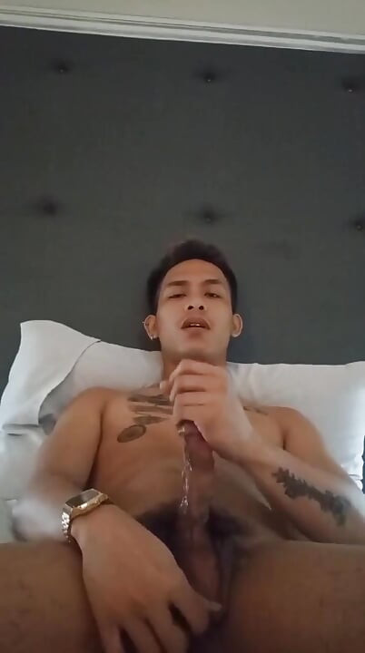 Сексуальный азиатский мужик дрочит в отеле