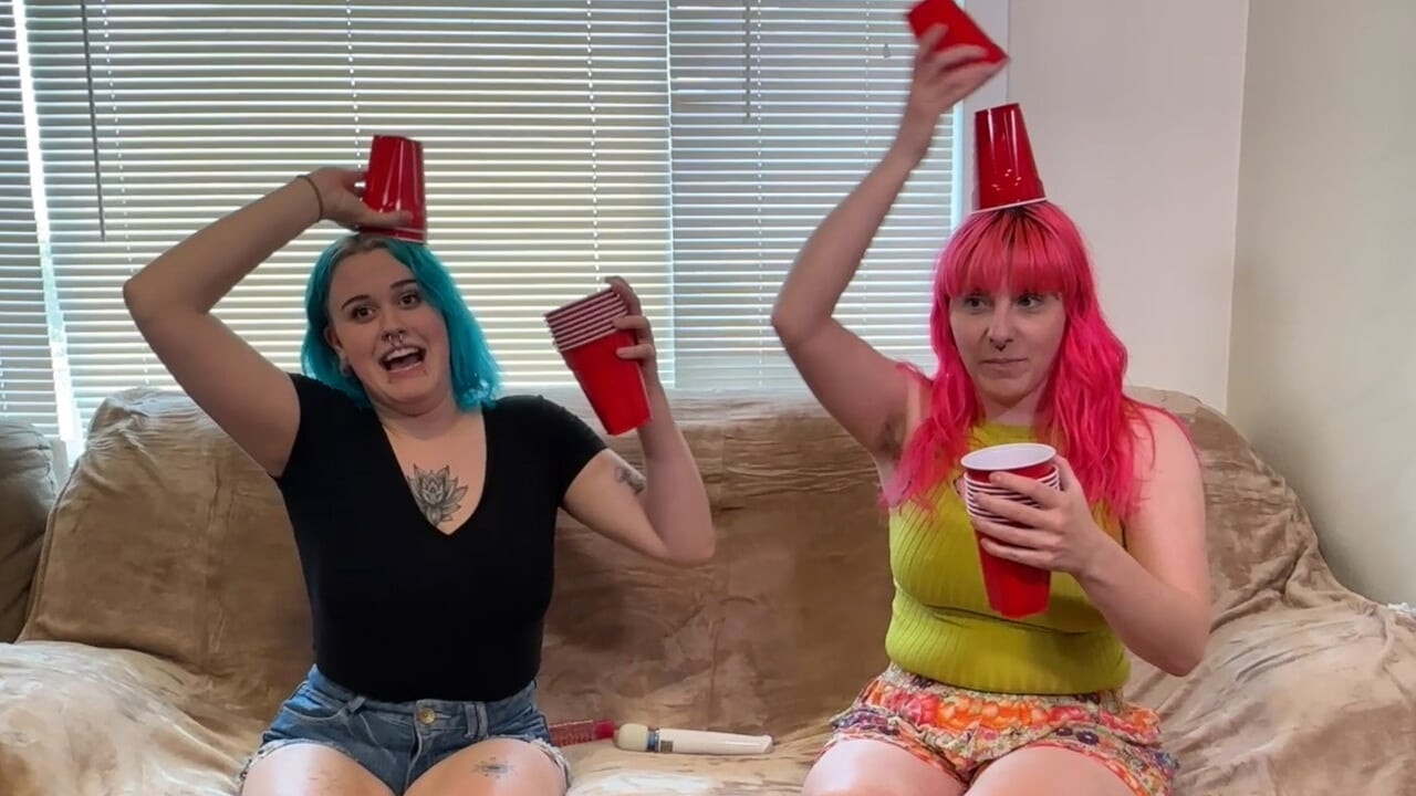 Bea und Lizzy gehen Kopf an Kopf, stapeln Tassen und
