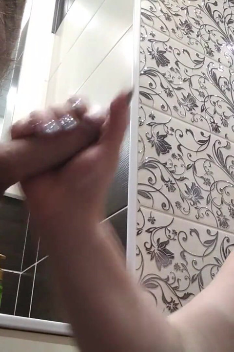 Złapałem ją w toalecie i zerżnąłem w usta wypełniając ją spermą