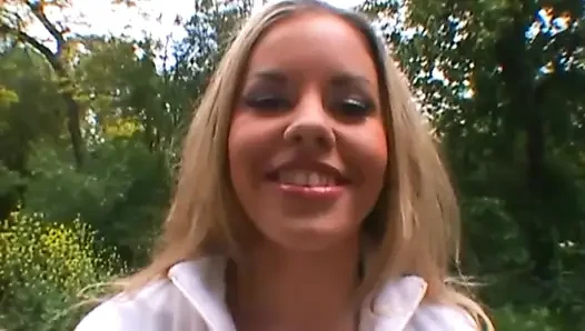 Versaute blonde schlampe nimmt zwei harte schwänze