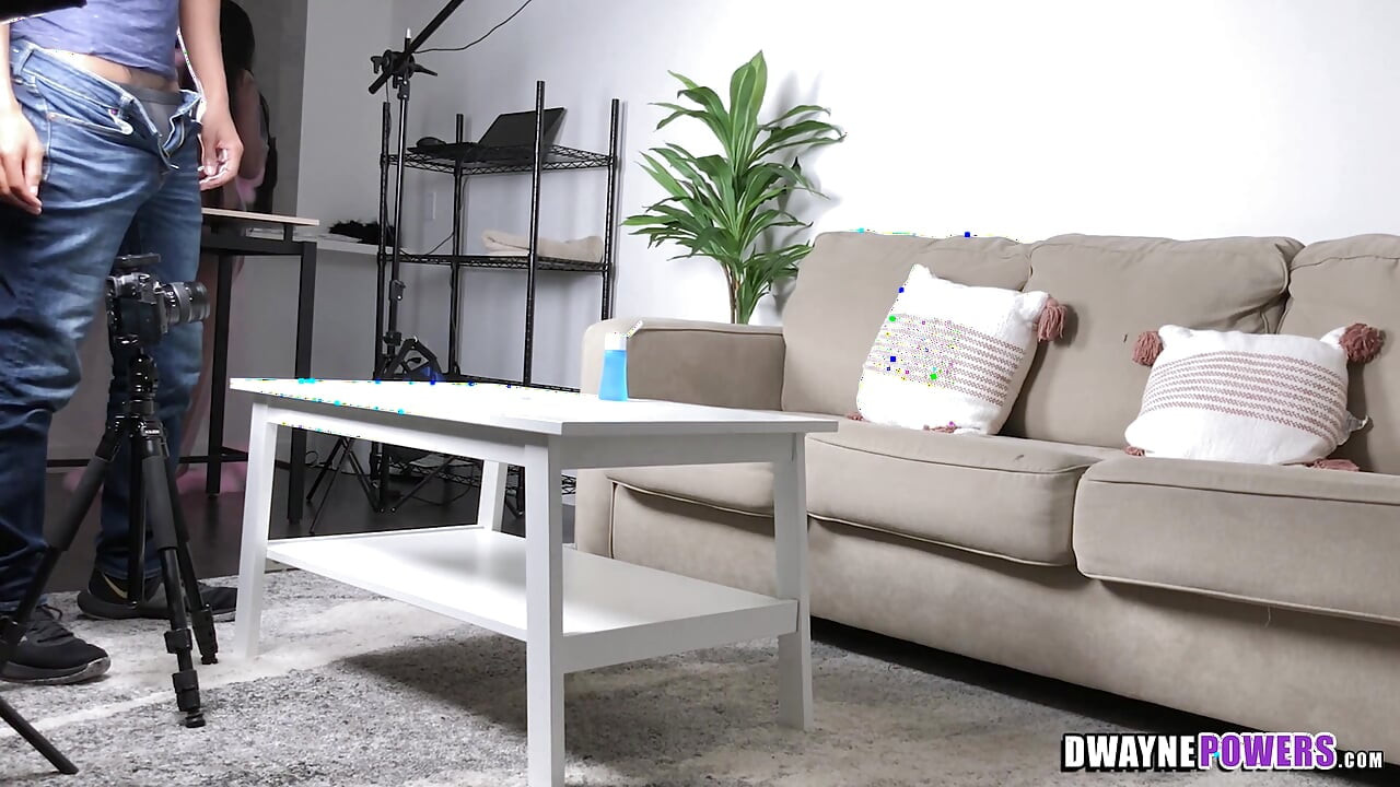 एबोनी मॉडेल कँडीला फोटोंच्या दरम्यान लाड केले जाते