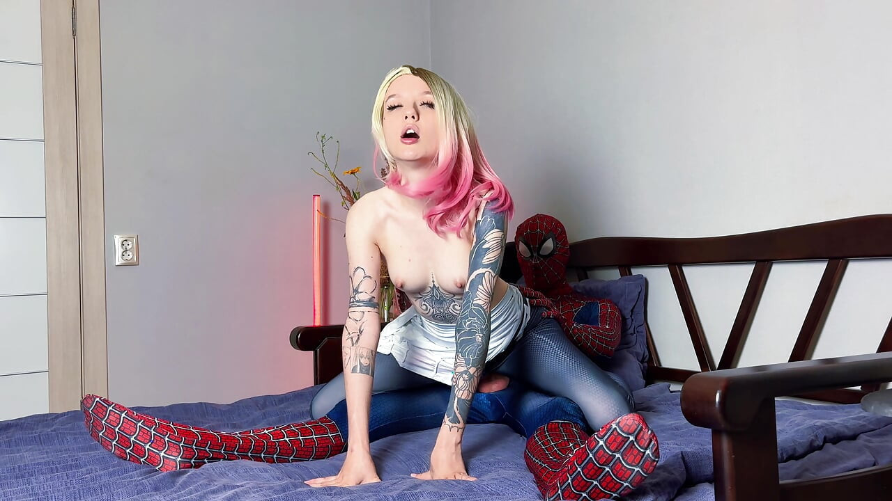 Gwen Stacy ratsastaa Hämähäkkimiehen kullilla