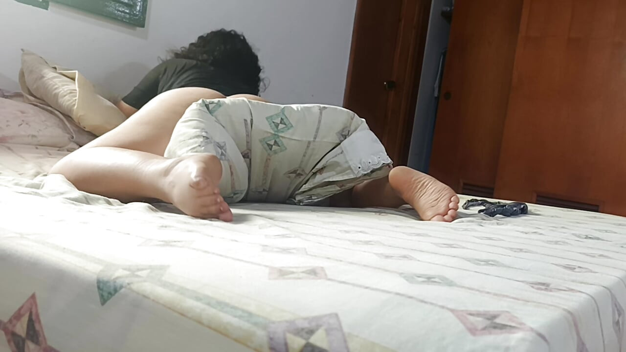 Zgodna brineta sa velikim dupetom jaše jastuk da bi se klizila