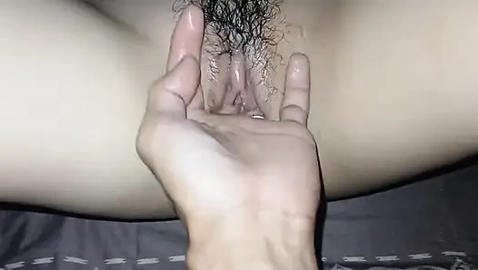 Şehvet mükemmel bir köylü kız derin bir orgazm fışkırtıyor