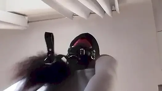 MILF с завязанными глазами и с кляпом, трахалась в киску и рот