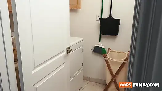 Adik tiriku yang nakal lagi asik ngentot pantat abang tiriku-xxx!