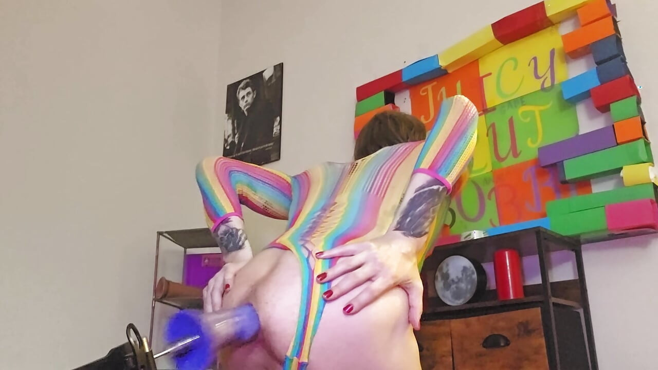 Fodendo minha bunda com minha roupa fofa de arco-íris