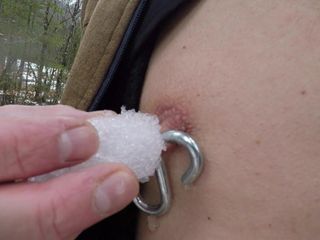 ピアス乳首で雪で遊ぶ：6mmフック