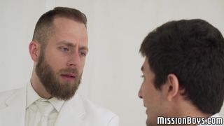 Niño mormón a pelo por anciano barbudo después de una mamada seria