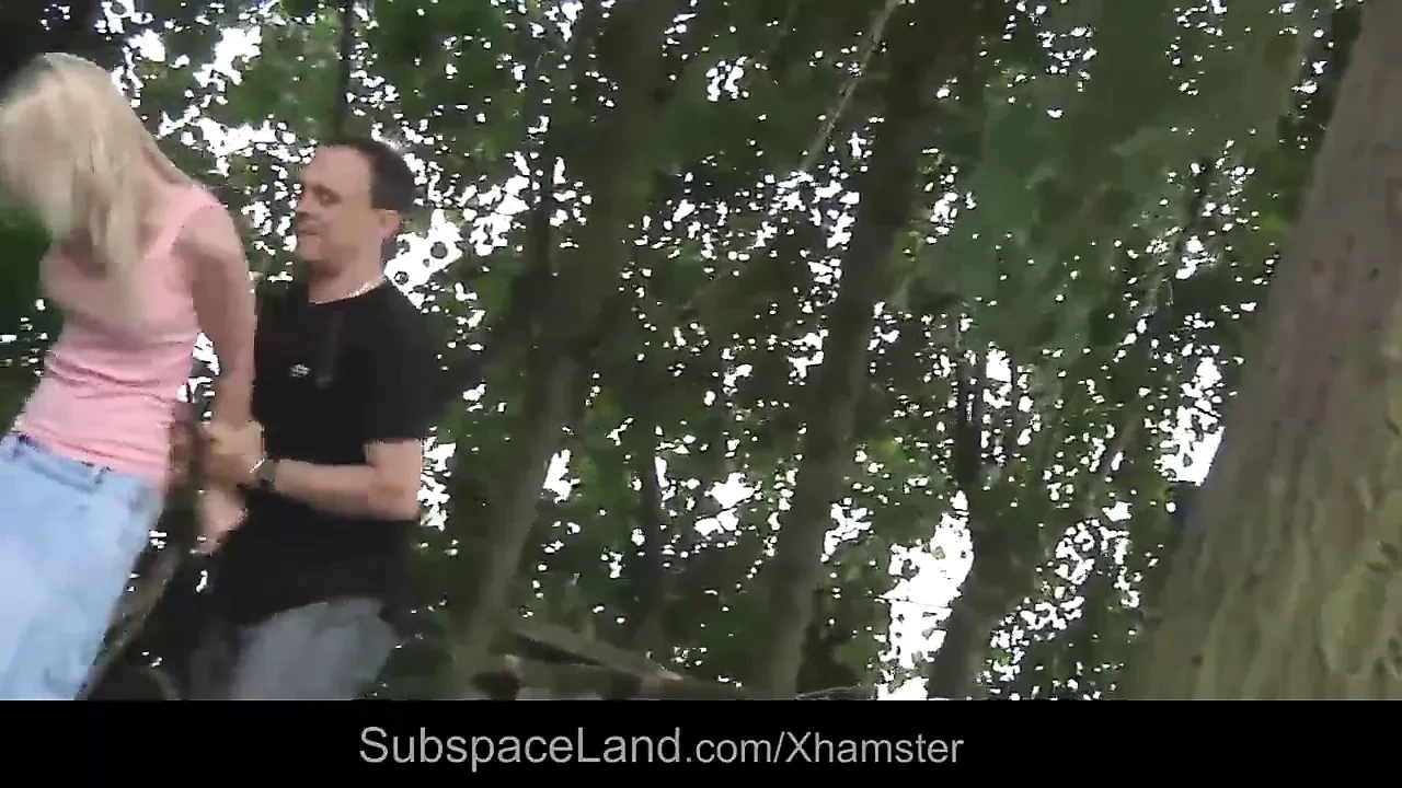 Dominator eksploatiše dve plavokose tinejdžerke u bdsm-u