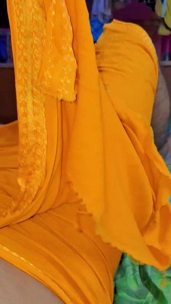 Mladi Indijac s velikim kurcem, drka posao.