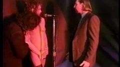 Ron Jeremy e um amigo fodem uma morena sexy no clube