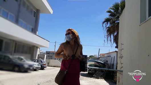 Nippleringlover, milf com tesão mostrando mamilos extremamente perfurados, buceta com piercing e bunda sexy na rua pública