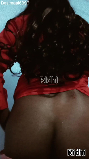 Ridhi展示性感的屁股与内裤