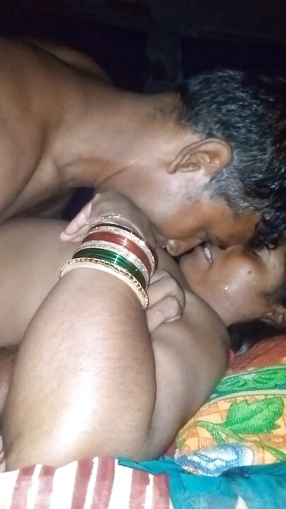 Indian aunty uncle full enjoy at night sperm dropped her pussy