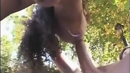 Güzel götlü esmer hatun büyük bir yarağı yalıyor ve açık havada sert biniyor