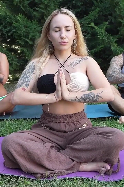 熟女和大鸡巴教练在瑜伽课上玩肛交3P