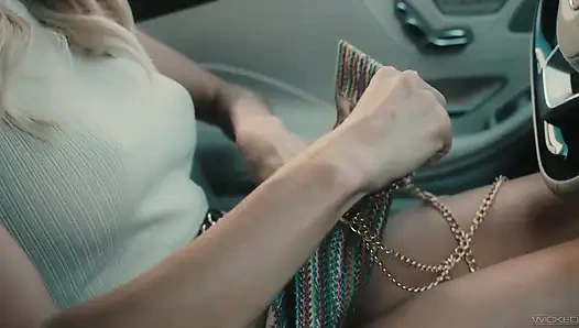 Wicked - cewek intip memata-matai pasangan yang lagi asik ngentot dan bergabung untuk seks threesome hot