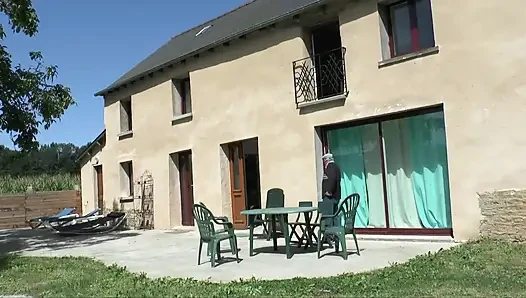 Azgın sarışın sürtük iki yarak alıyor