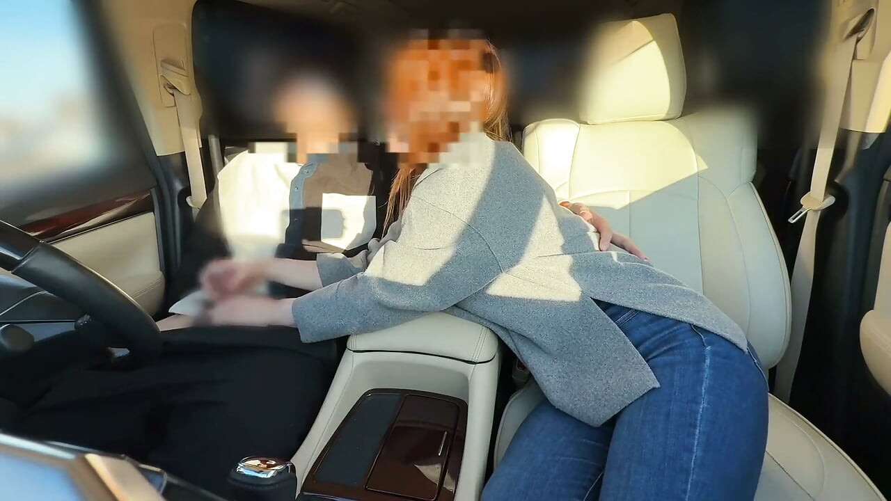 Een mooie getrouwde vrouw die me zelfs op het werk met haar handen en mond laat klaarkomen