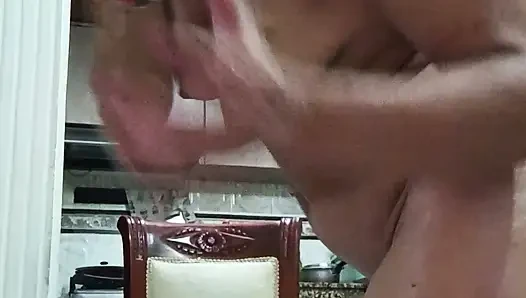 Mutfak ateşli zaman seksi kız salatalık deliklerine kadar sikiyor ve çok ıslak fışkırtıyor beackfast Daddylove