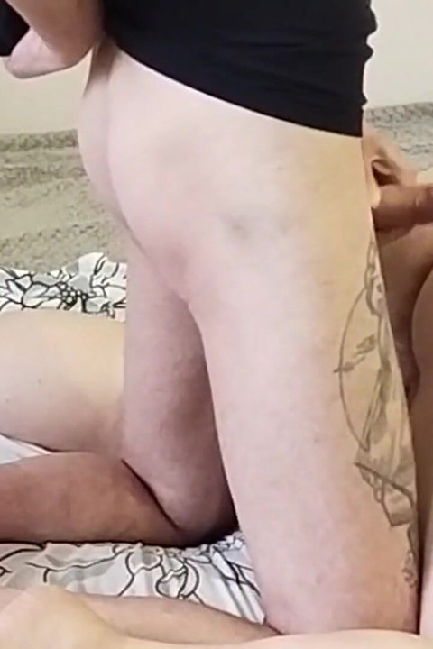 Une belle-mère se fait baiser par la bouche, levrette dans la chatte et éjaculation sur le cul